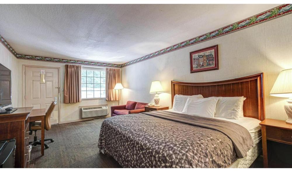 King Bed Smoking interior