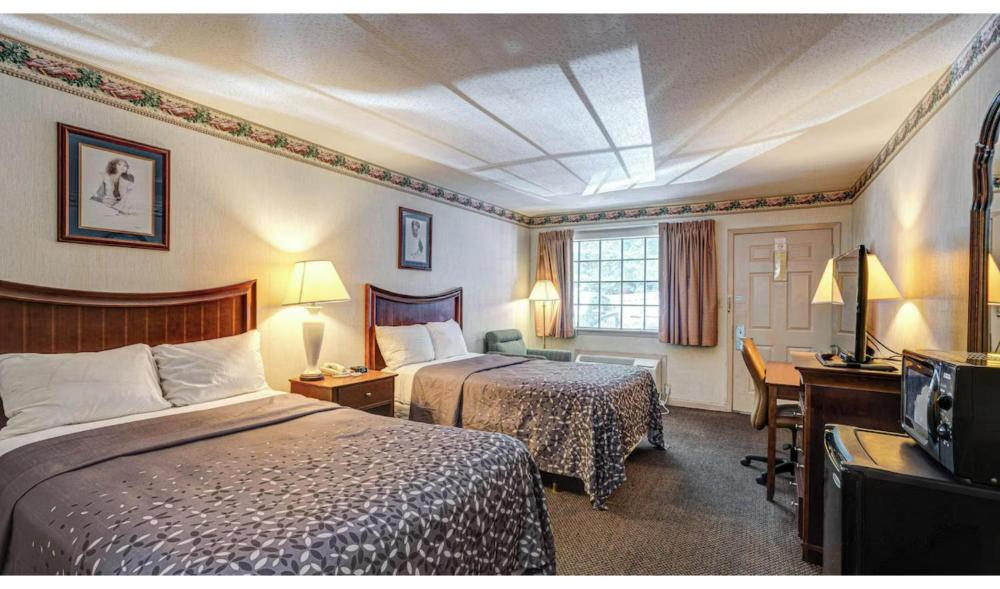 2 Queen Beds Non-Smoking interior
